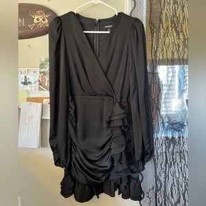 Really flattering dress worn 1x to a wedding great for the upcoming holidays